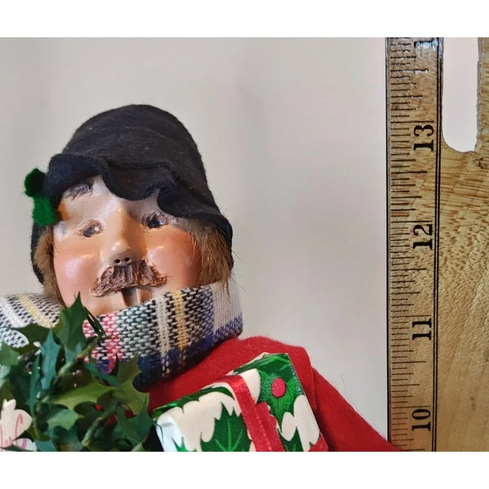 Byers Choice 2004 Caroler Figurine Christmas Red Green Milkman Limited Ed 27/100